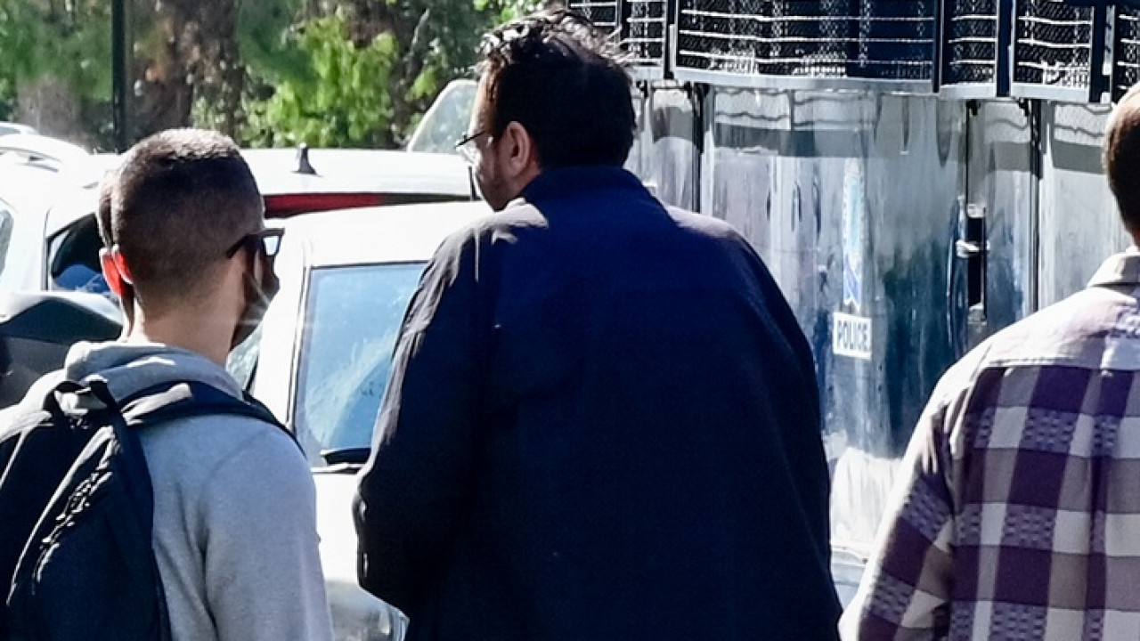 Λιποθύμησε στη ΓΑΔΑ ο Φίλιππος Καμπούρης – Μεταφέρεται στο «Γεννηματάς»