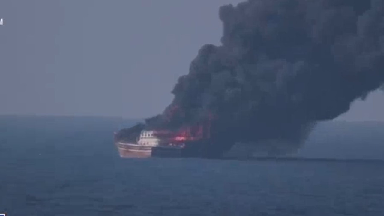 ΟΙ ΗΠΑ ΧΤΥΠΗΣΑΝ ΣΚΑΦΟΣ ΠΟΥ ΣΥΝΔΕΕΤΑΙ ΜΕ ΤΟ ΙΡΑΝ ΣΤΟΝ ΚΟΛΠΟ ΤΟΥ ΟΜΑΝ – ΤΙ ΥΠΟΣΤΗΡΙΖΕΙ Η CENTCOM
