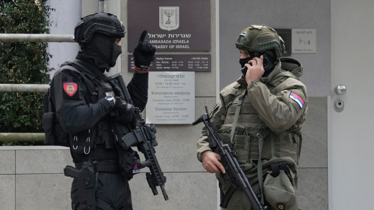 Επίθεση κατά αστυνομικού έξω από την πρεσβεία του Ισραήλ στο Βελιγράδι - Νεκρός ο φερόμενος ως δράστης