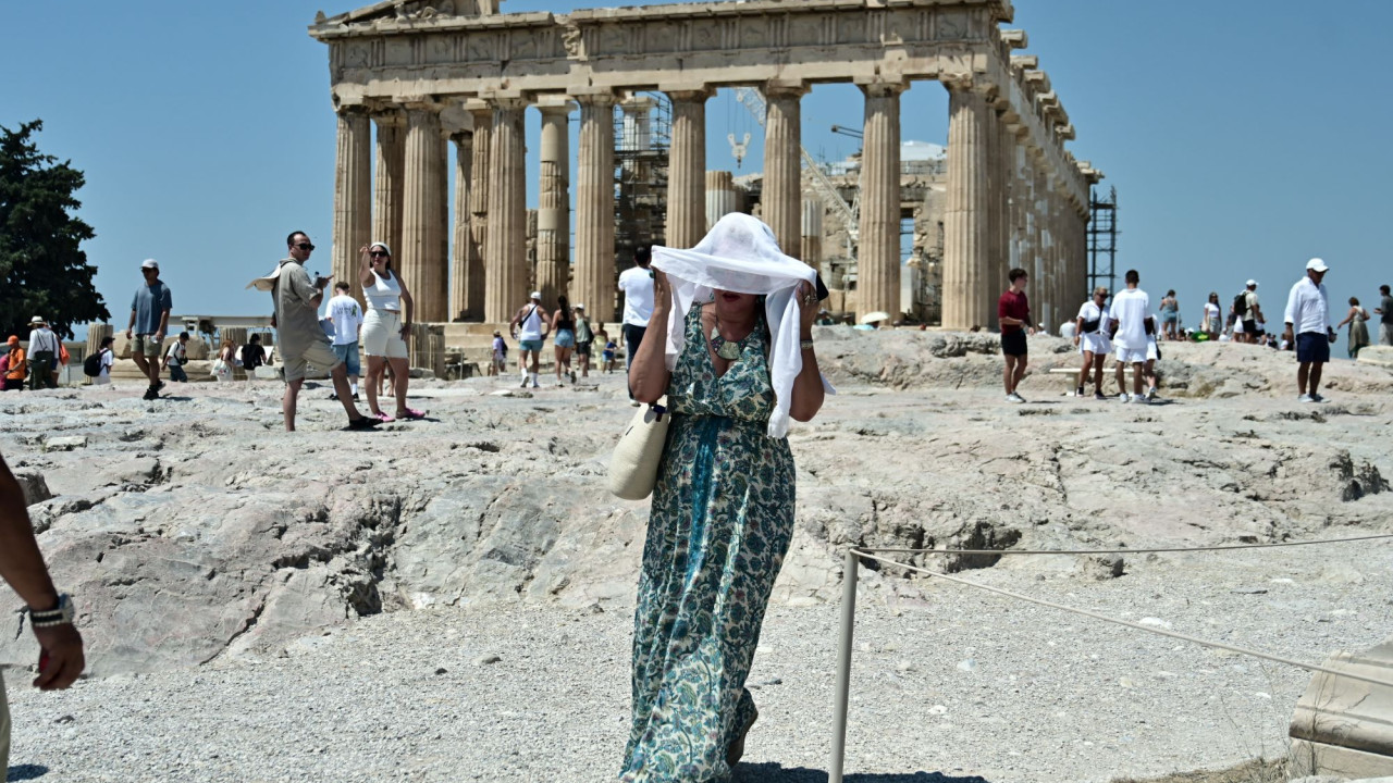 Ατρόμητοι τουρίστες στην Ακρόπολη, παρά τον καύσωνα – Δείτε φωτογραφίες