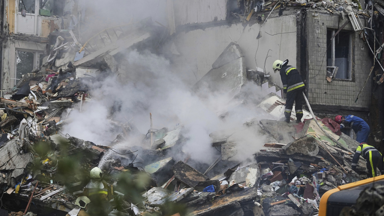 Στους 26 οι νεκροί στο Κίεβο από τα σφοδρά ρωσικά πλήγματα – Και παιδιά ανάμεσα στα θύματα