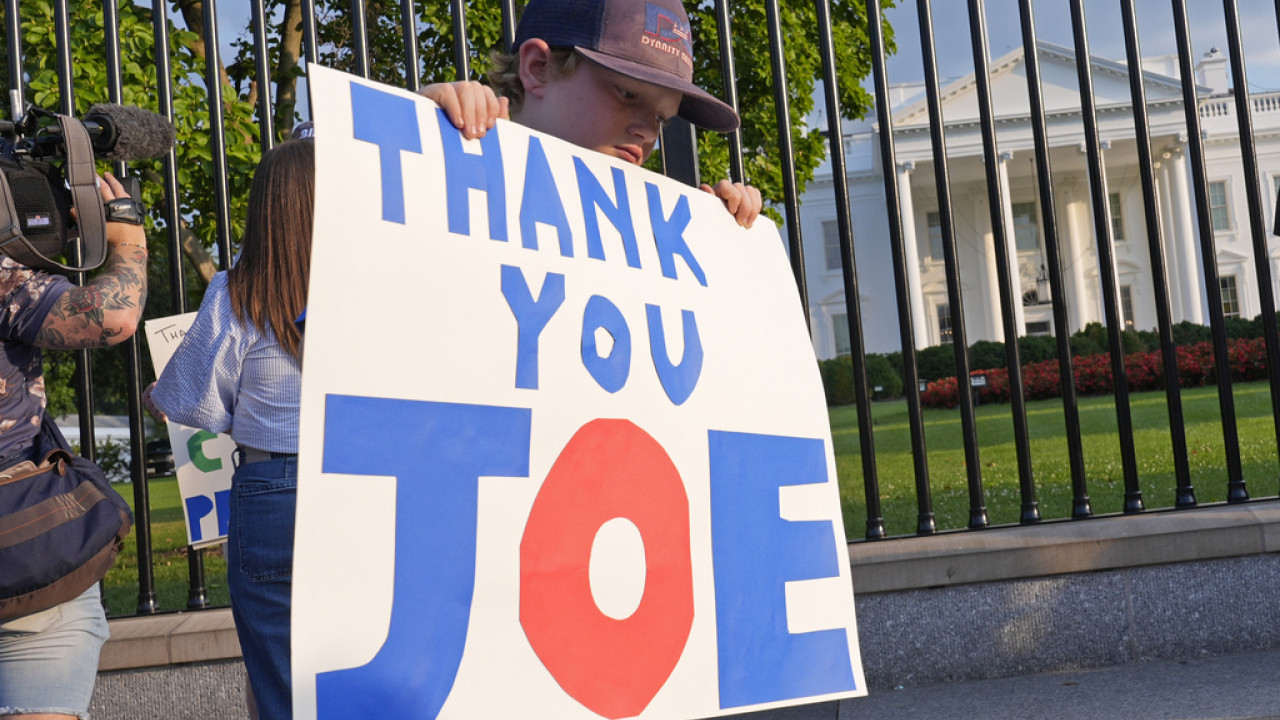 «Αντίο Τζο!»: Υποστηρικτές του αποχαιρετούν τον Μπάιντεν με πλακάτ έξω από τον Λευκό Οίκο (Φωτογραφίες)