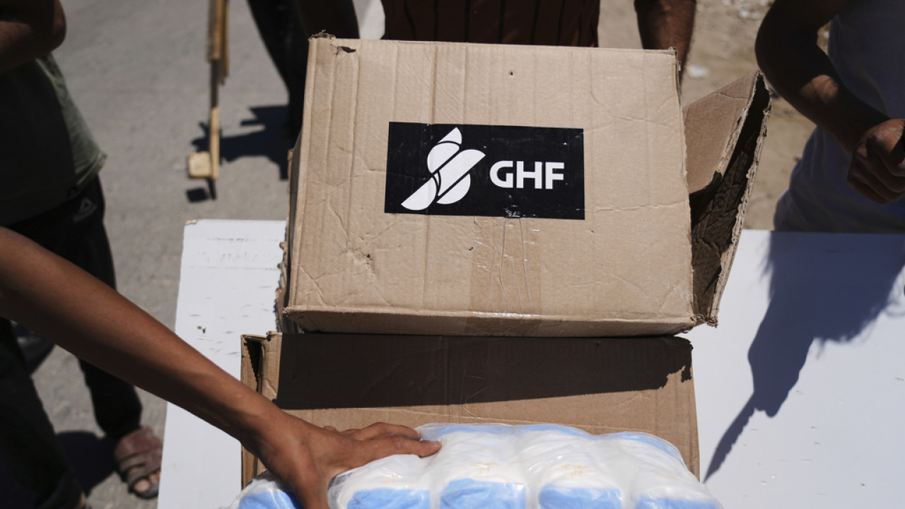 Το Ανθρωπιστικό Ίδρυμα GHF για τη Γάζα ανέστειλε επ’ αόριστον τη λειτουργία του
