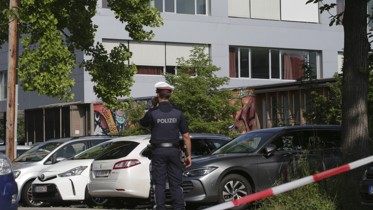 Εξιχνίαση των συνθηκών του εγκλήματος και αναθεώρηση της νομοθεσίας περί οπλοκατοχής ζητά ο Αυστριακός ομοσπονδιακός πρόεδρος