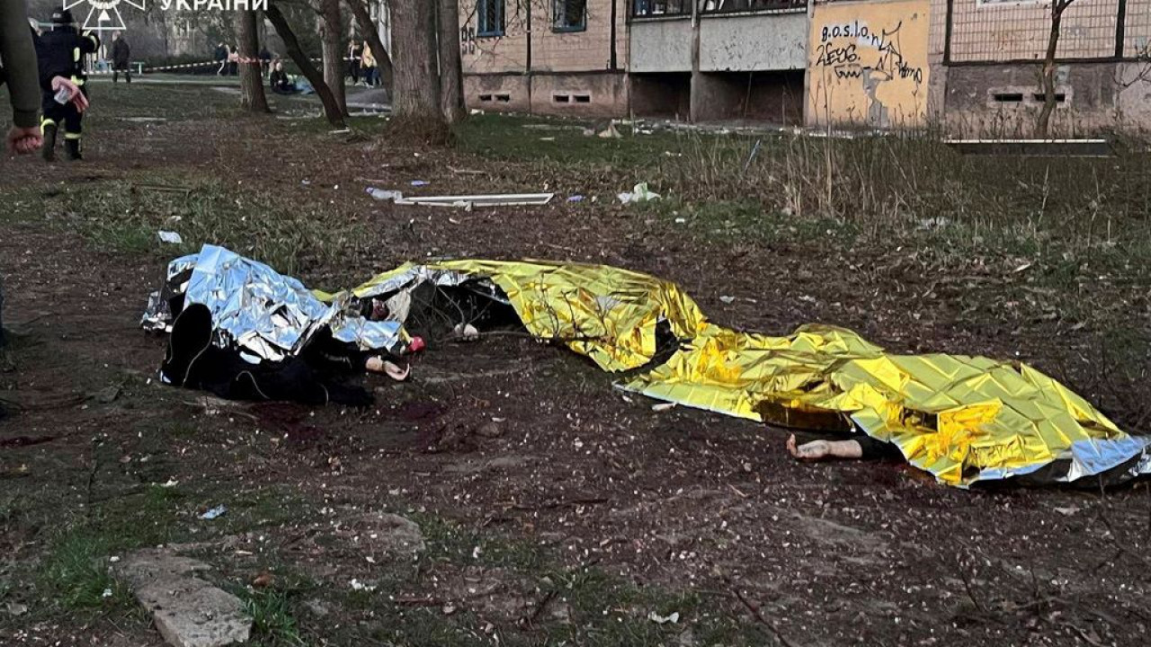 Οργή Ζελένσκι για τη ρωσική επίθεση και το μακελειό αμάχων στο Κρεβί Ρι: «Είναι καθάρματα» - Συγκλονιστικές φωτογραφίες 
