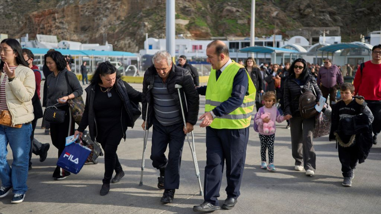 Οι σεισμοί στη Σαντορίνη και η μαζική φυγή των κατοίκων στα διεθνή μέσα ενημέρωσης – Δείτε φωτογραφίες 