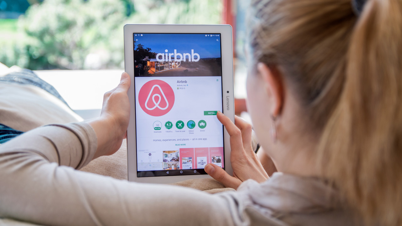 Τι απαντά η Airbnb για τις νέες ρυθμίσεις στις βραχυχρόνιες μισθώσεις στην Ελλάδα