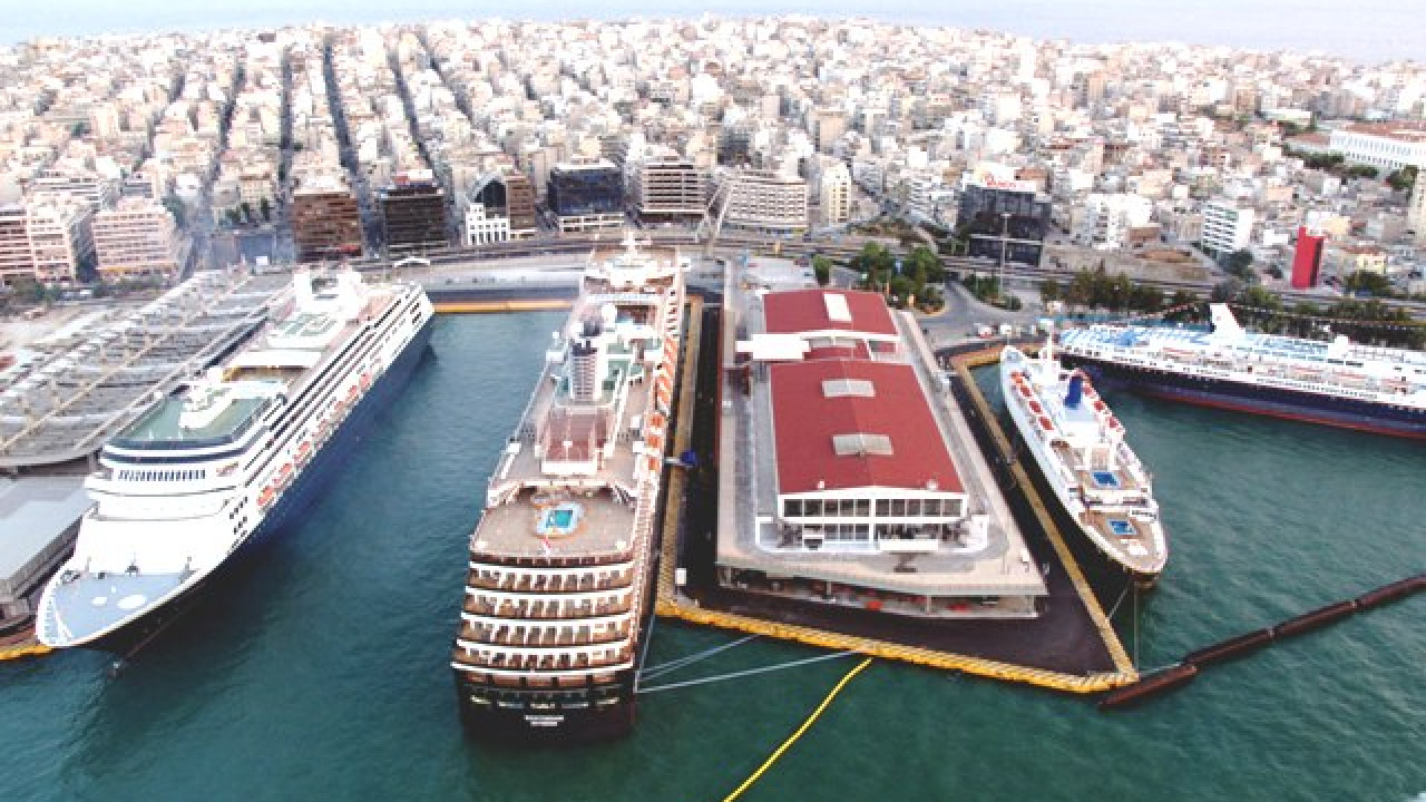 Δεμένα τα πλοία στα λιμάνια Πειραιά, Λαυρίου και Ραφήνας λόγω θυελλών ανέμων - Ποια δρομολόγια εξαιρούνται