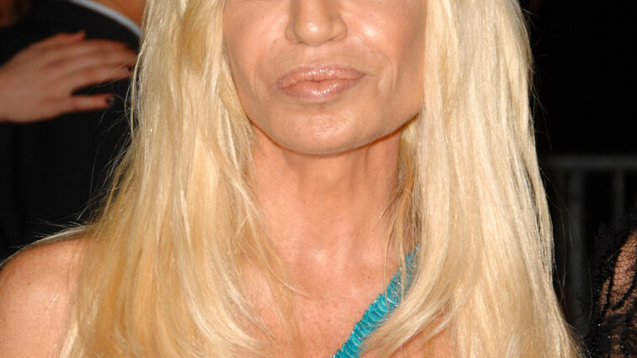 Donatella Versace: Παραιτείται από υπεύθυνη δημιουργικού του οίκου 