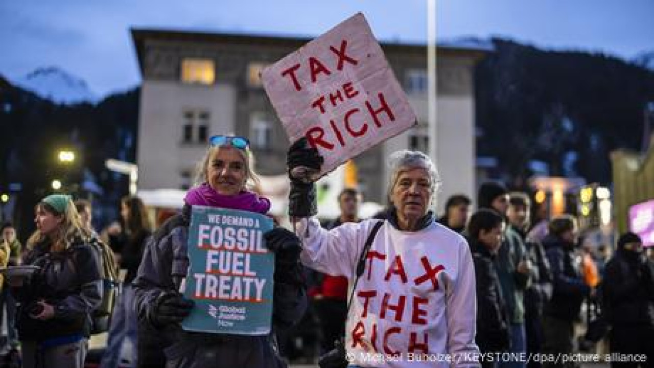 «Eat The Rich» φωνάζουν διαδηλωτές στο Νταβός
