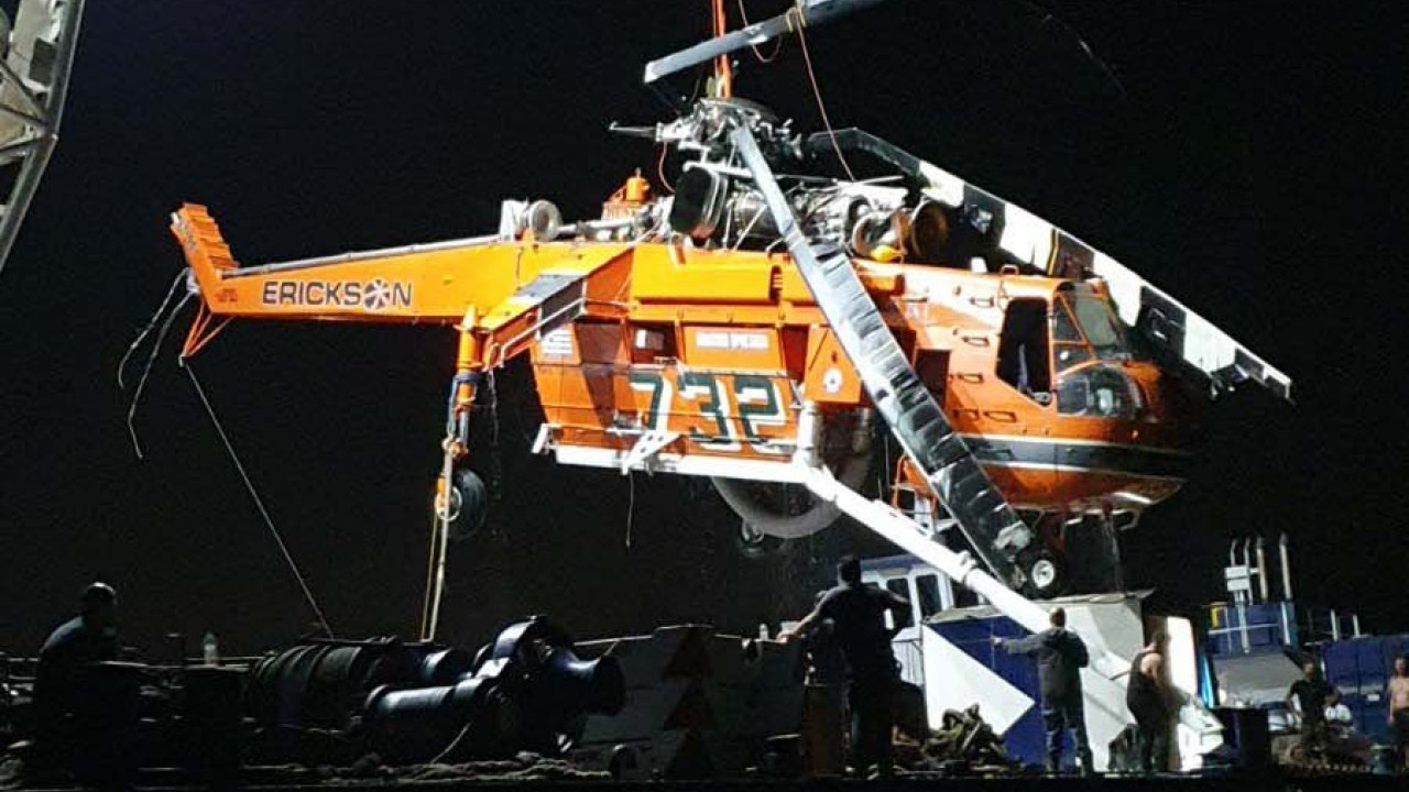 Η ανακοίνωση του Λιμενικού για την πτώση ελικοπτέρου χθες στην Ελευσίνα – Φωτογραφίες 