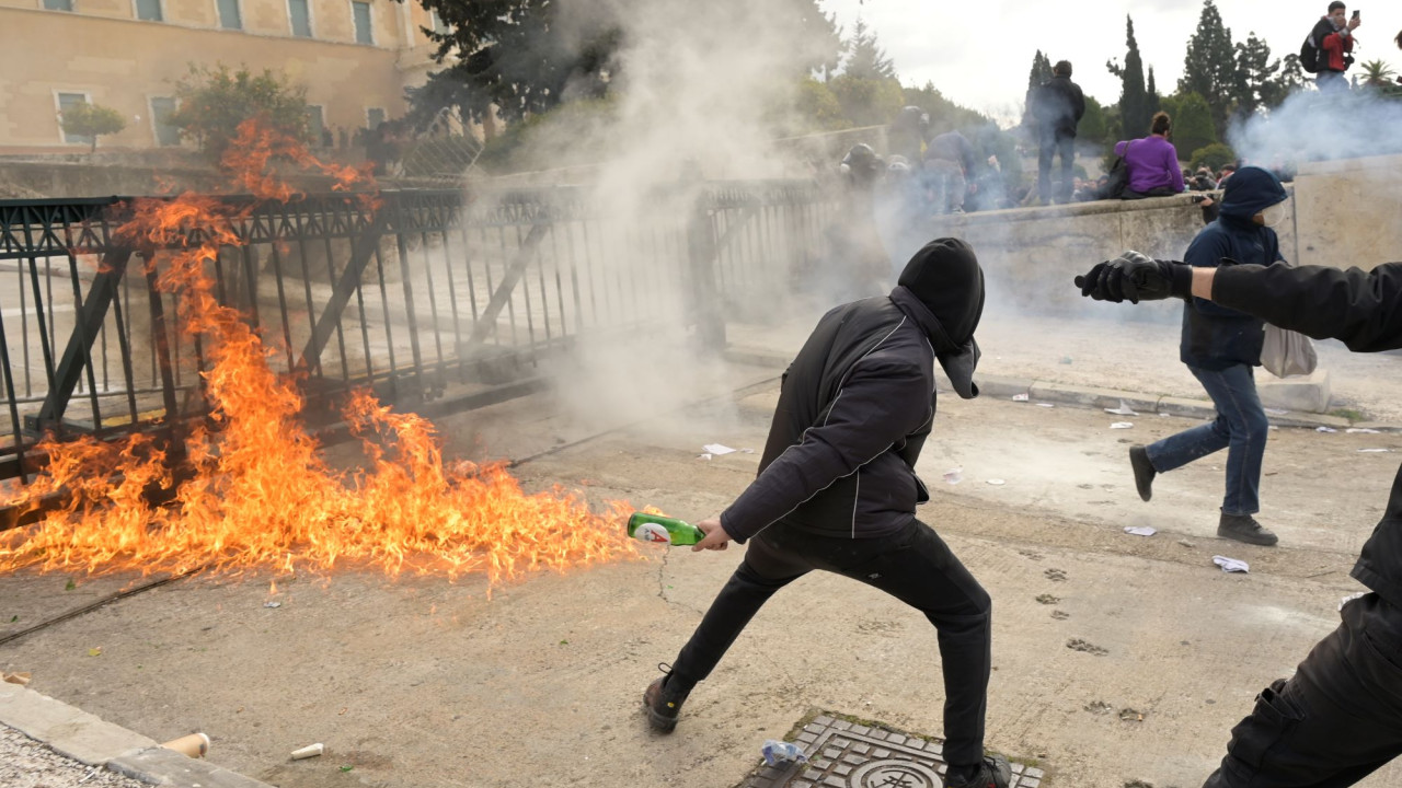 Στον εισαγγελέα οι 73 συλληφθέντες για τα επεισόδια στο Σύνταγμα - Συνεχίζονται οι έρευνες για εμπλεκόμενους