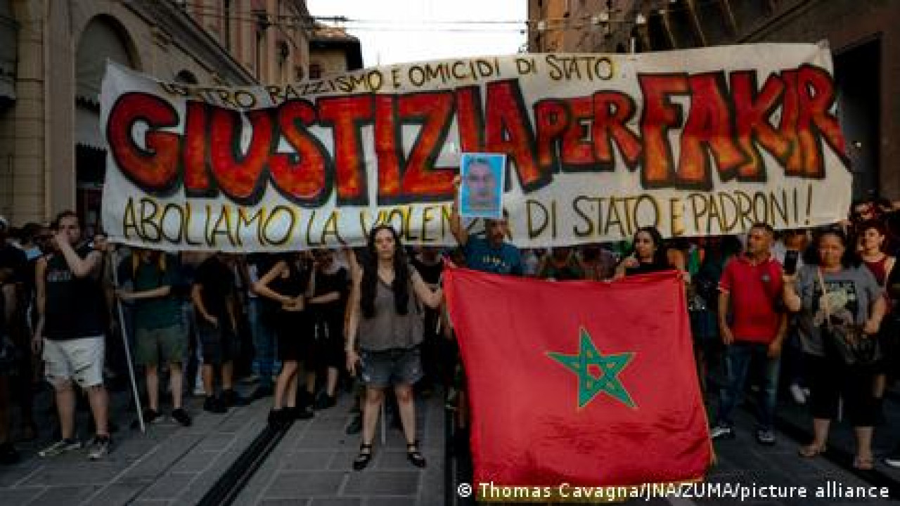 ΙΤΑΛΙΑ: ΟΡΓΗ ΓΙΑ ΤΟΝ ΘΑΝΑΤΟ ΜΕΤΑΝΑΣΤΗ ΣΕ ΑΣΤΥΝΟΜΙΚΗ ΕΦΟΔΟ