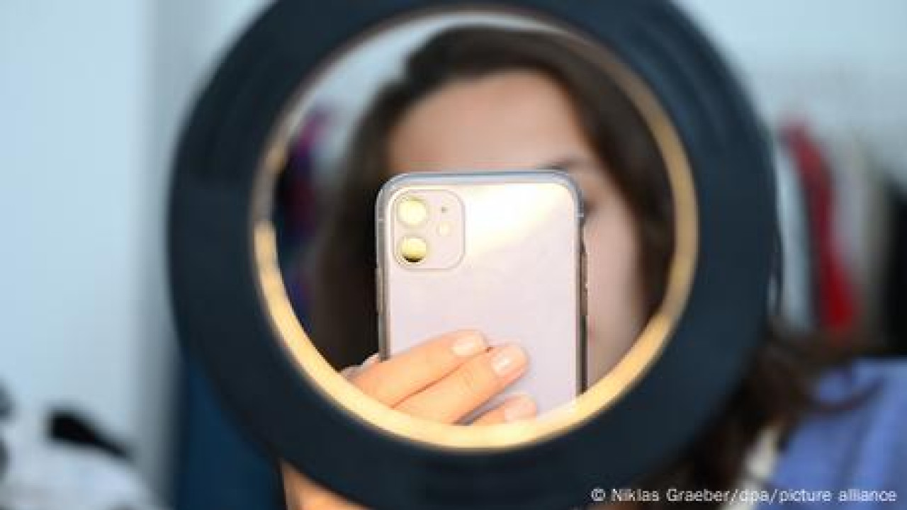 Γερμανία: «Έφοδος» της εφορίας σε influencers Γερμανία: «Έφοδος» της εφορίας σε influencers
