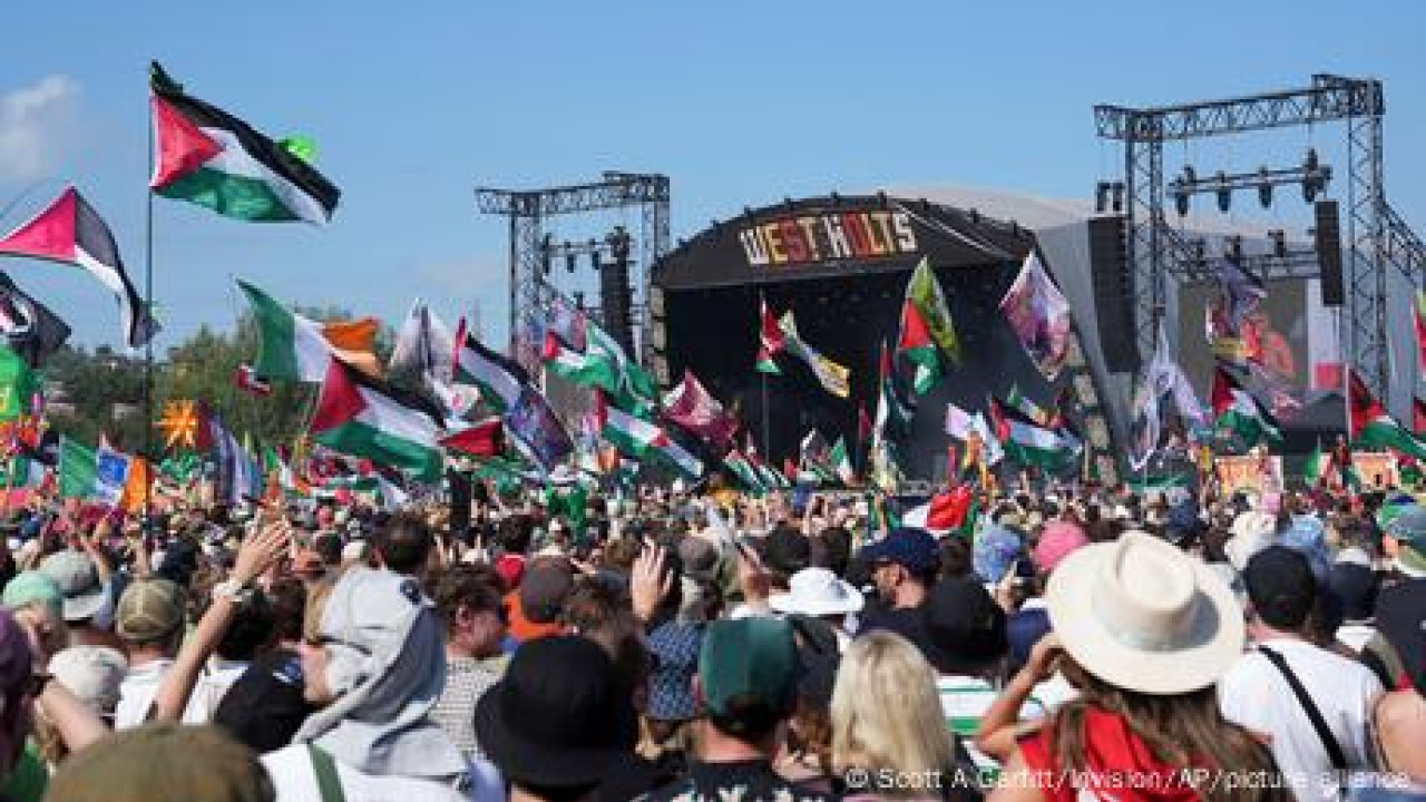 Glastonbury: Σάλος με τα συνθήματα κατά του Ισραήλ