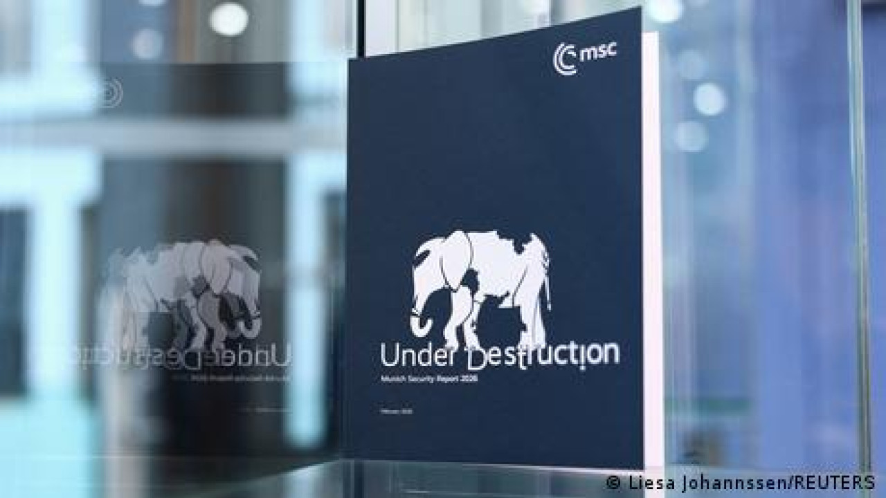 ΔΙΑΣΚΕΨΗ ΑΣΦΑΛΕΙΑΣ ΜΟΝΑΧΟΥ: ΕΝΑΣ ΚΟΣΜΟΣ ΥΠΟ ΔΙΑΛΥΣΗ