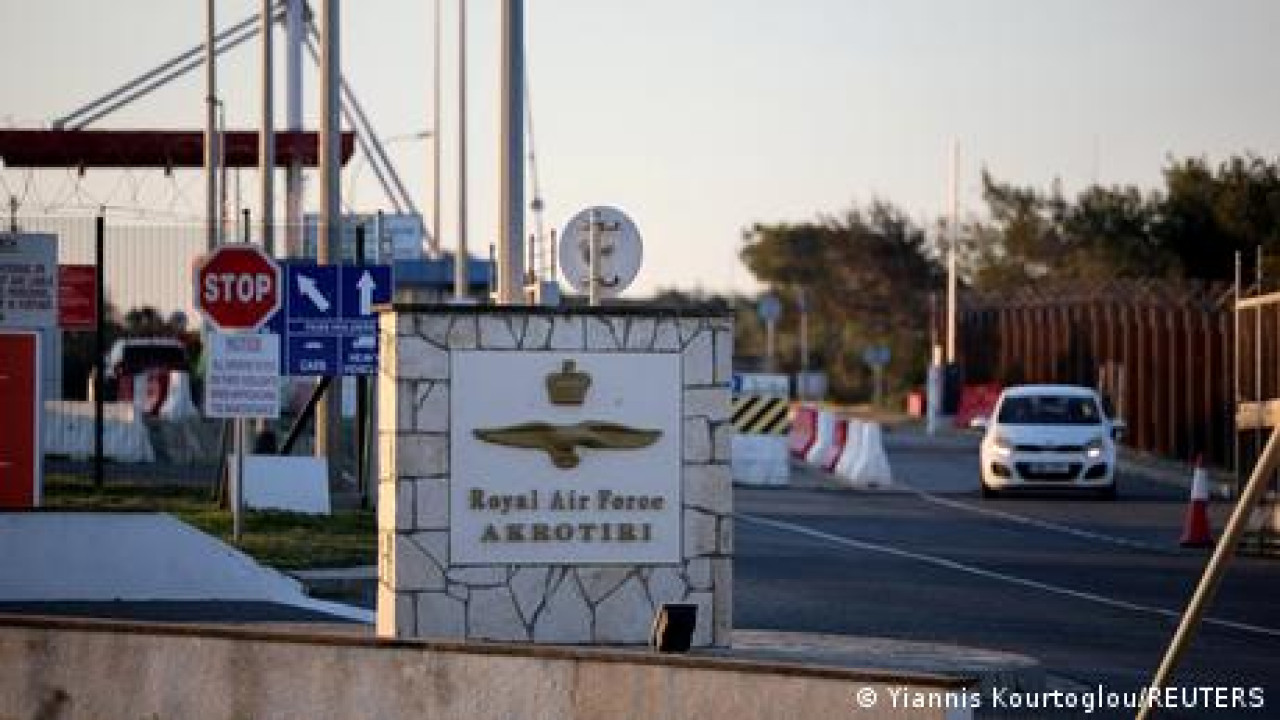 &Sigma;&epsilon; &sigma;&upsilon;&nu;&alpha;&gamma;&epsilon;&rho;&mu;ό &eta; &Kappa;ύ&pi;&rho;&omicron;&sigmaf;: &epsilon;&kappa;&kappa;&epsilon;&nu;ώ&nu;&omicron;&nu;&tau;&alpha;&iota; &omicron;&iota; &Beta;ά&sigma;&epsilon;&iota;&sigmaf;