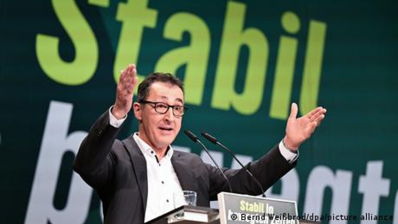 ΤΖΕΜ ΕΖΝΤΕΜΙΡ, Ο ΕΝΤΑΓΜΕΝΟΣ ΡΕΑΛΙΣΤΗΣ