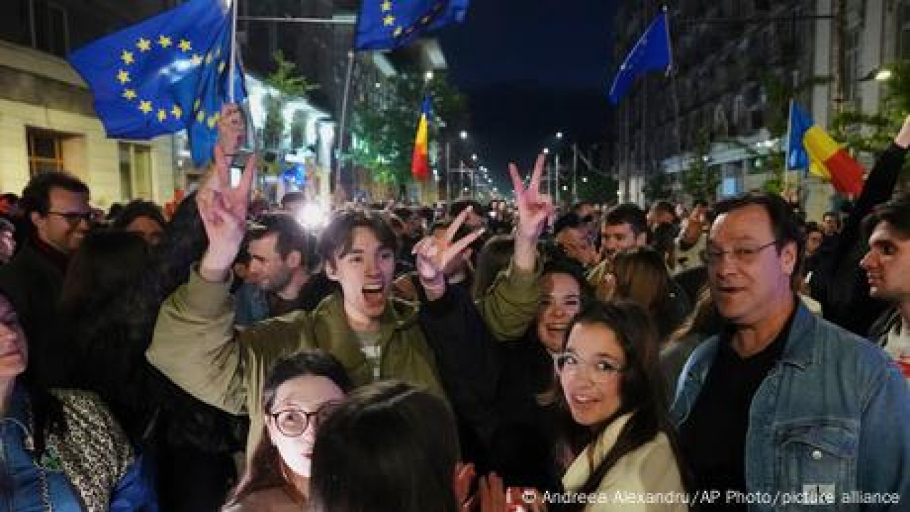 Η Ρουμανία «ψηφίζει Ευρώπη» | ΣΚΑΪ Η Ρουμανία «ψηφίζει Ευρώπη» | ΣΚΑΪ