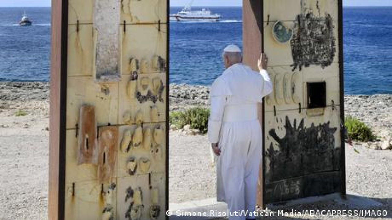 ΠΑΠΑΣ: MΗΝΥΜΑ ΥΠΕΡ ΤΩΝ ΜΕΤΑΝΑΣΤΩΝ ΑΠΟ ΤΗ ΛΑΜΠΕΝΤΟΥΖΑ