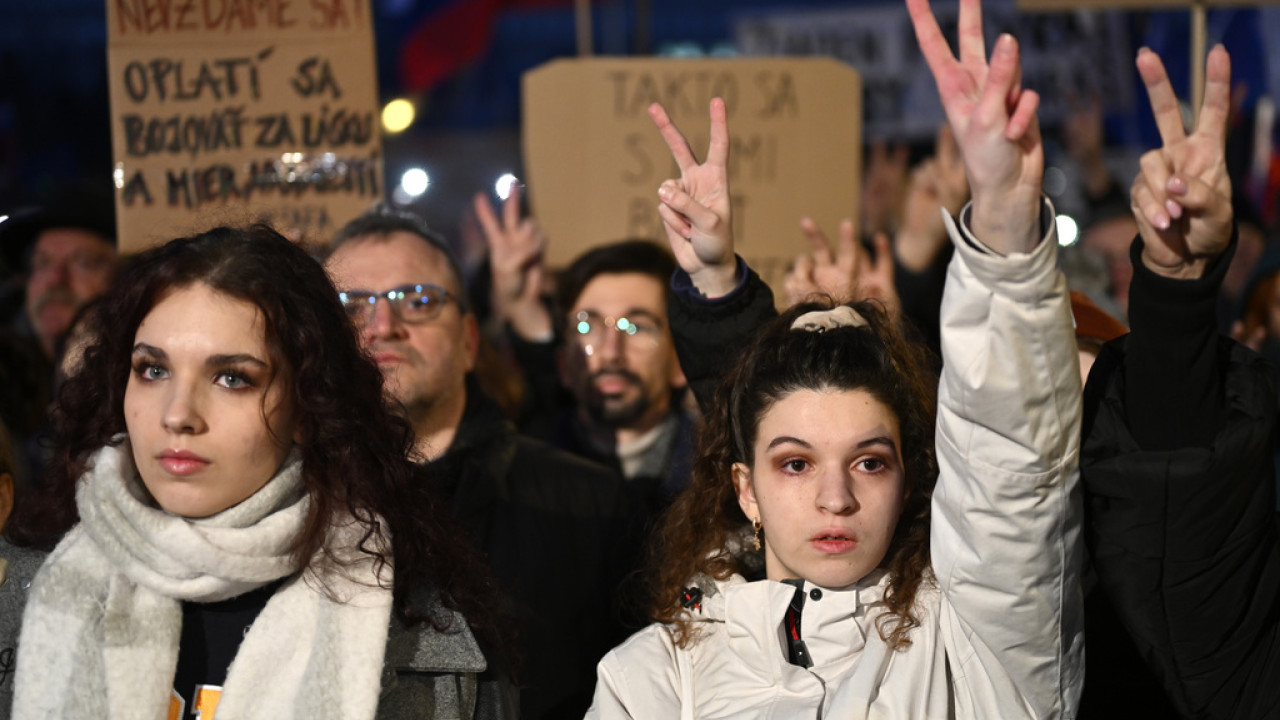 Σλοβακία: Μεγάλες διαδηλώσεις κατά του Φίτσο και της στροφής του προς τη Ρωσία