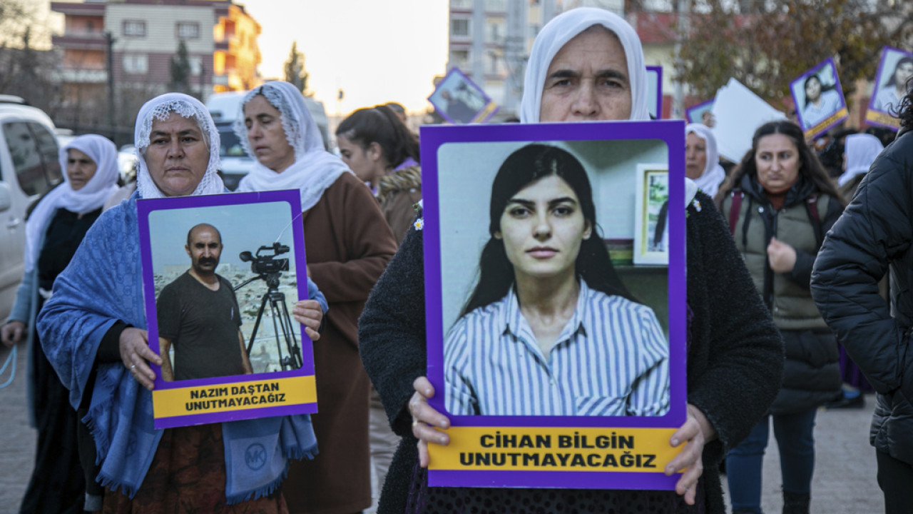 Τουρκία: Συνελήφθησαν δημοσιογράφοι που διαδήλωναν για τον θάνατο συναδέλφων τους στη Συρία