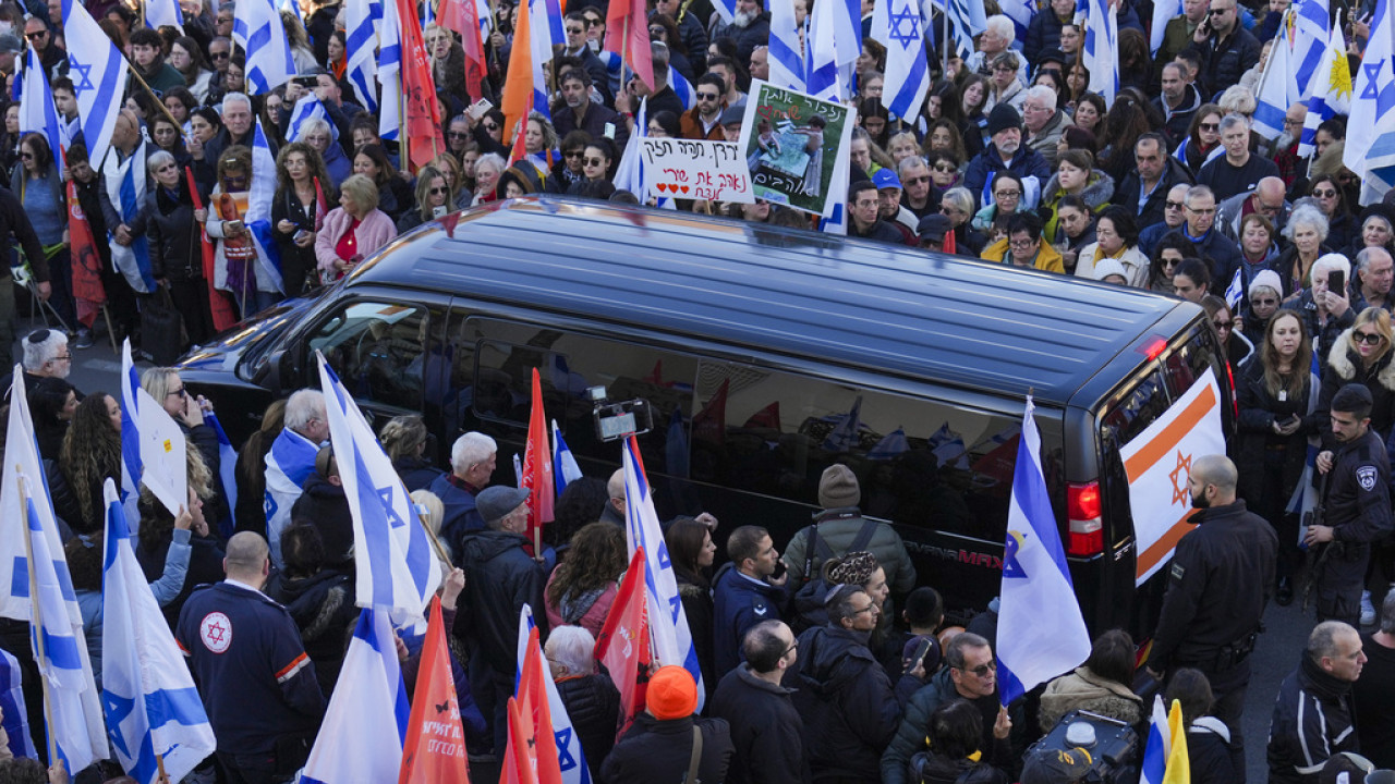 Ισραήλ: Χιλιάδες στους δρόμους για την κηδεία της Σίρι Μπίμπας και των παιδιών της