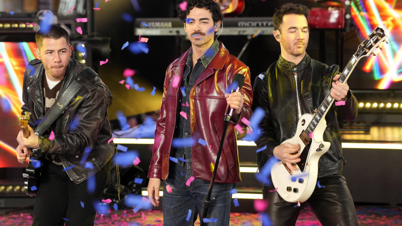 Οι Jonas Brothers πρωταγωνιστές σε xριστουγεννιάτικη κωμωδία για το Disney+