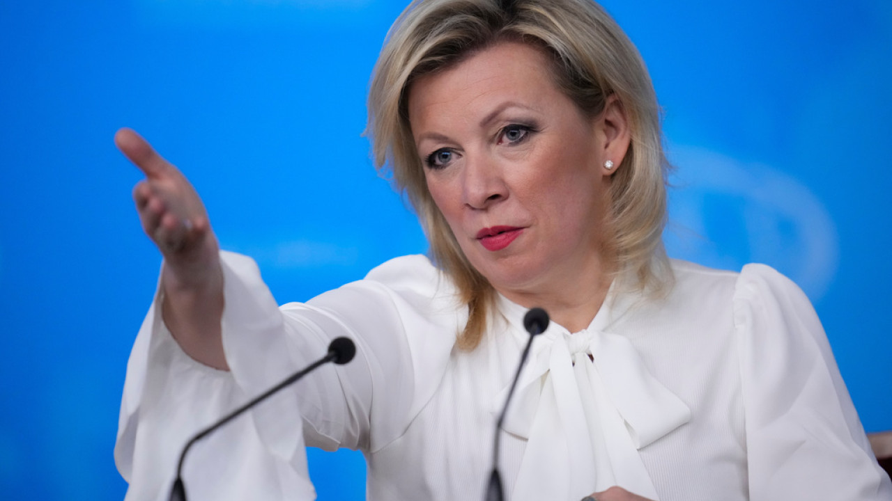 ΖΑΧΑΡΟΒΑ: Η ΕΥΡΩΠΗ «ΕΞΟΠΛΙΖΕΤΑΙ ΜΕΧΡΙ ΤΑ ΔΟΝΤΙΑ» - H ΜΟΣΧΑ ΚΑΤΗΓΟΡΕΙ ΤΙΣ ΗΠΑ ΟΤΙ ΠΥΡΟΔΟΤΕΙ ΚΟΥΡΣΑ ΕΞΟΠΛΙΣΜΩΝ