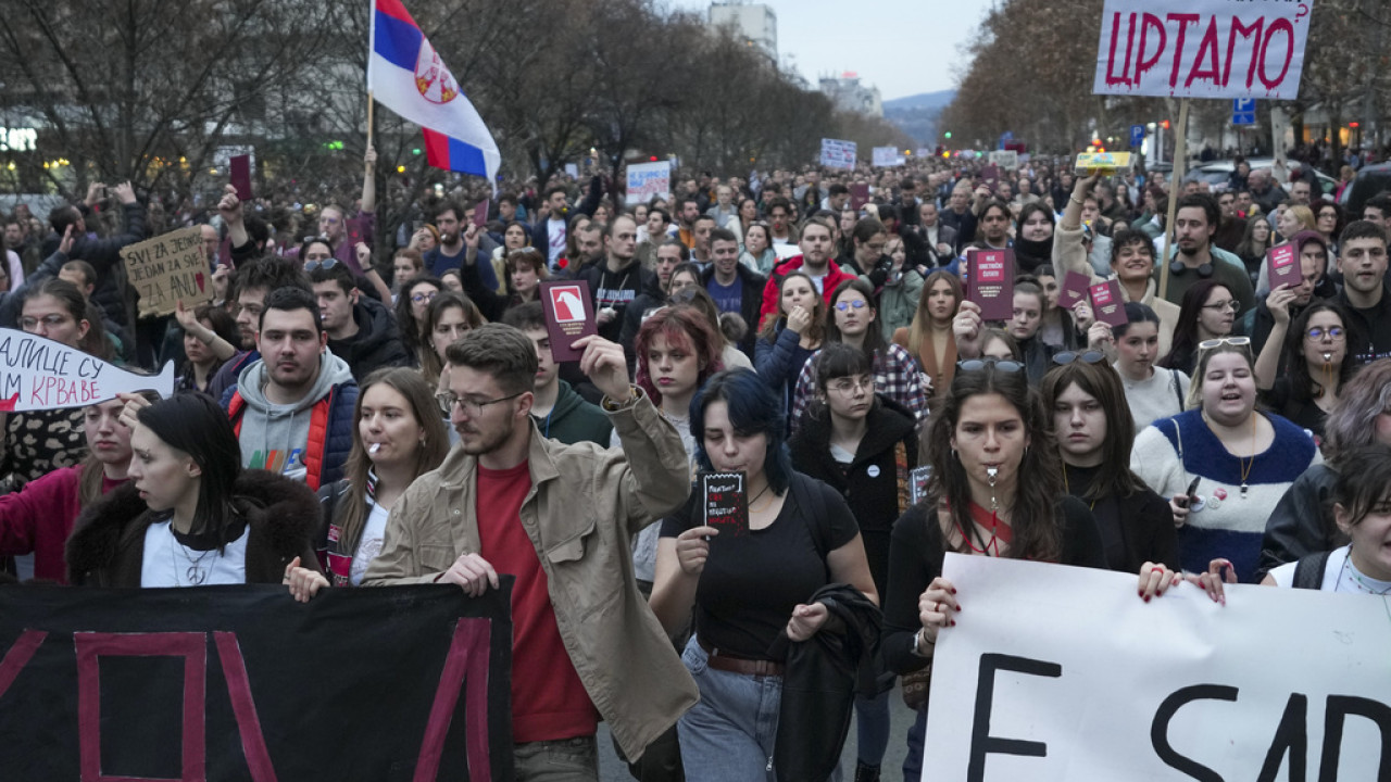 Σερβία: Ο πρωθυπουργός παραιτήθηκε, οι διαδηλωτές επιμένουν