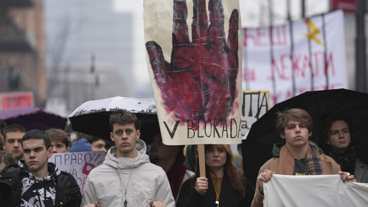 Σερβία: Μαζικές διαδηλώσεις φοιτητών και αντιδιαδήλωση υποστηρικτών του Αλ. Βούτσιτς