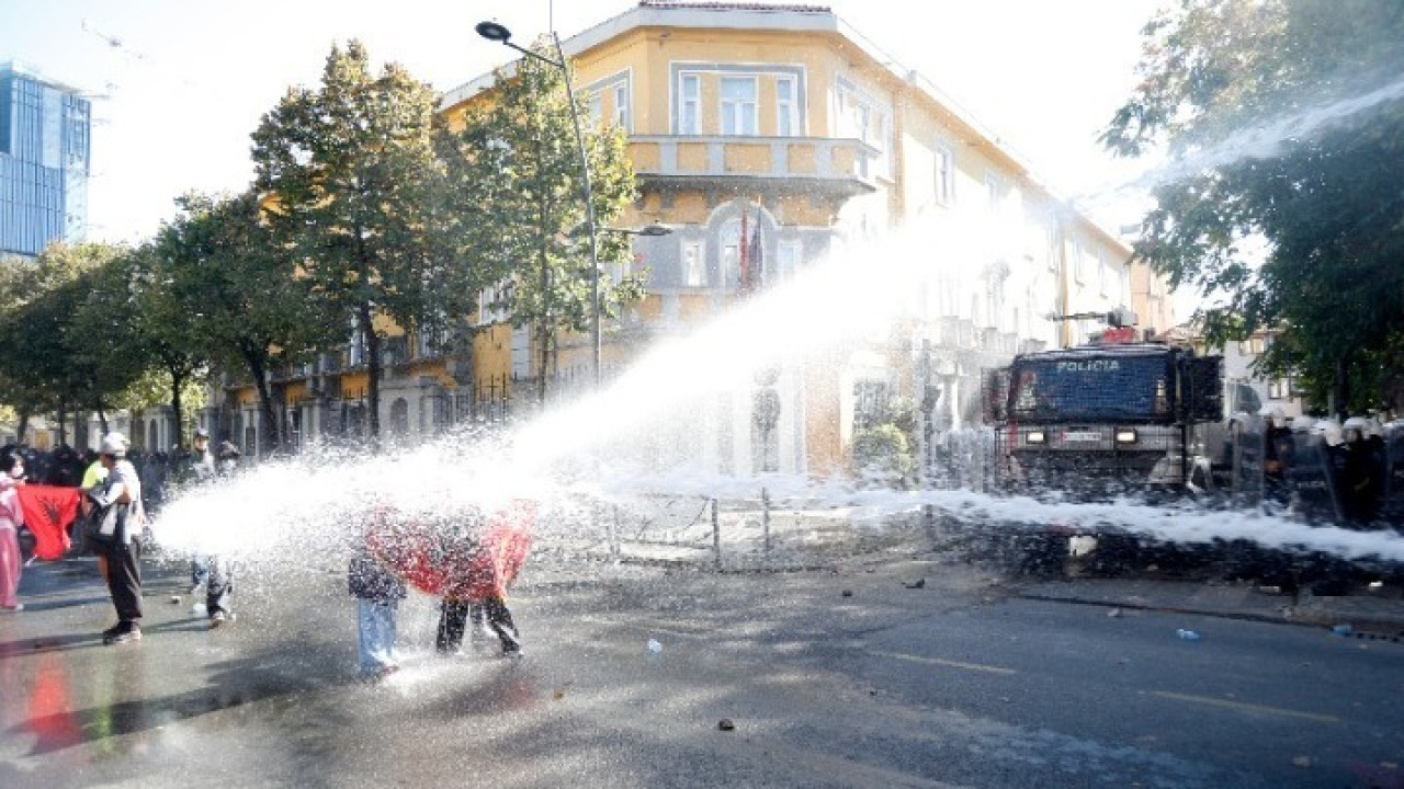 ΣΥΝΕΧΙΖΟΝΤΑΙ ΟΙ ΔΙΑΔΗΛΩΣΕΙΣ ΣΤΗΝ ΑΛΒΑΝΙΑ: ΤΕΤΑΜΕΝΗ Η ΚΑΤΑΣΤΑΣΗ ΣΤΑ ΤΙΡΑΝΑ ΚΑΙ ΣΕ ΠΟΛΛΕΣ ΠΟΛΕΙΣ (PIC+VID)