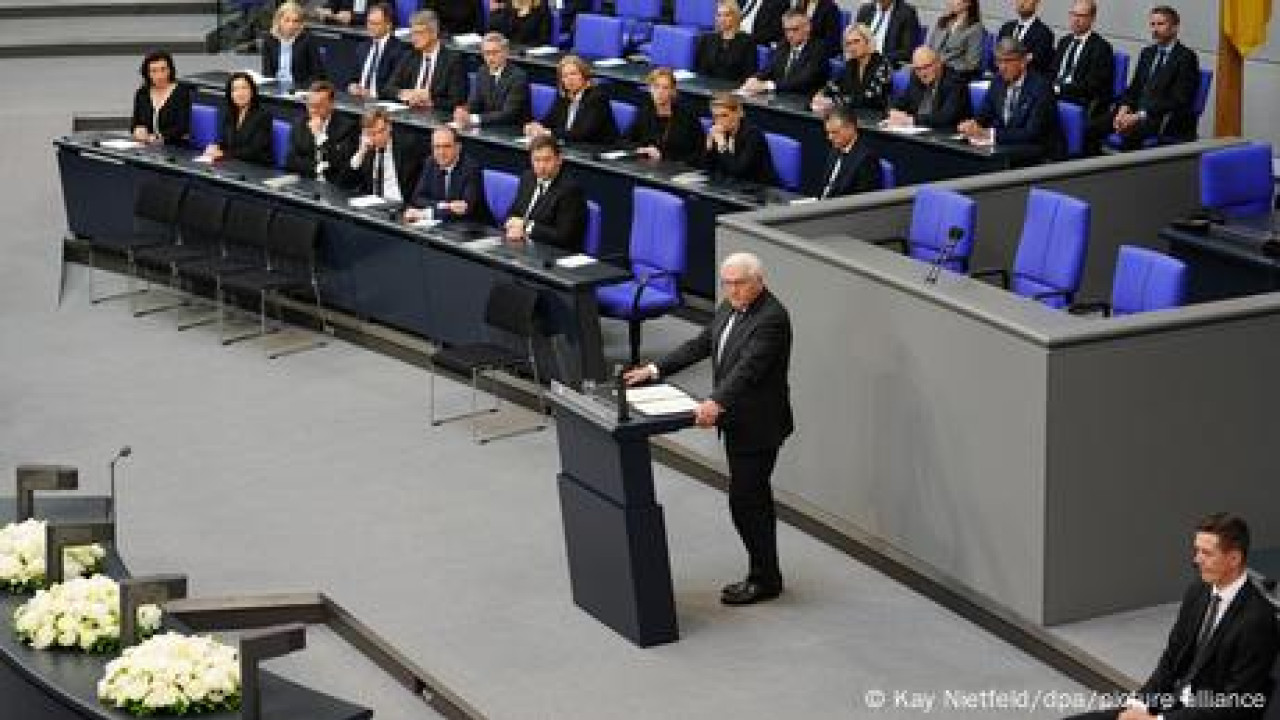 Βολές Σταϊνμάιερ προς Πούτιν και Τραμπ σε μια ιστορική μέρα Βολές Σταϊνμάιερ προς Πούτιν και Τραμπ σε μια ιστορική μέρα