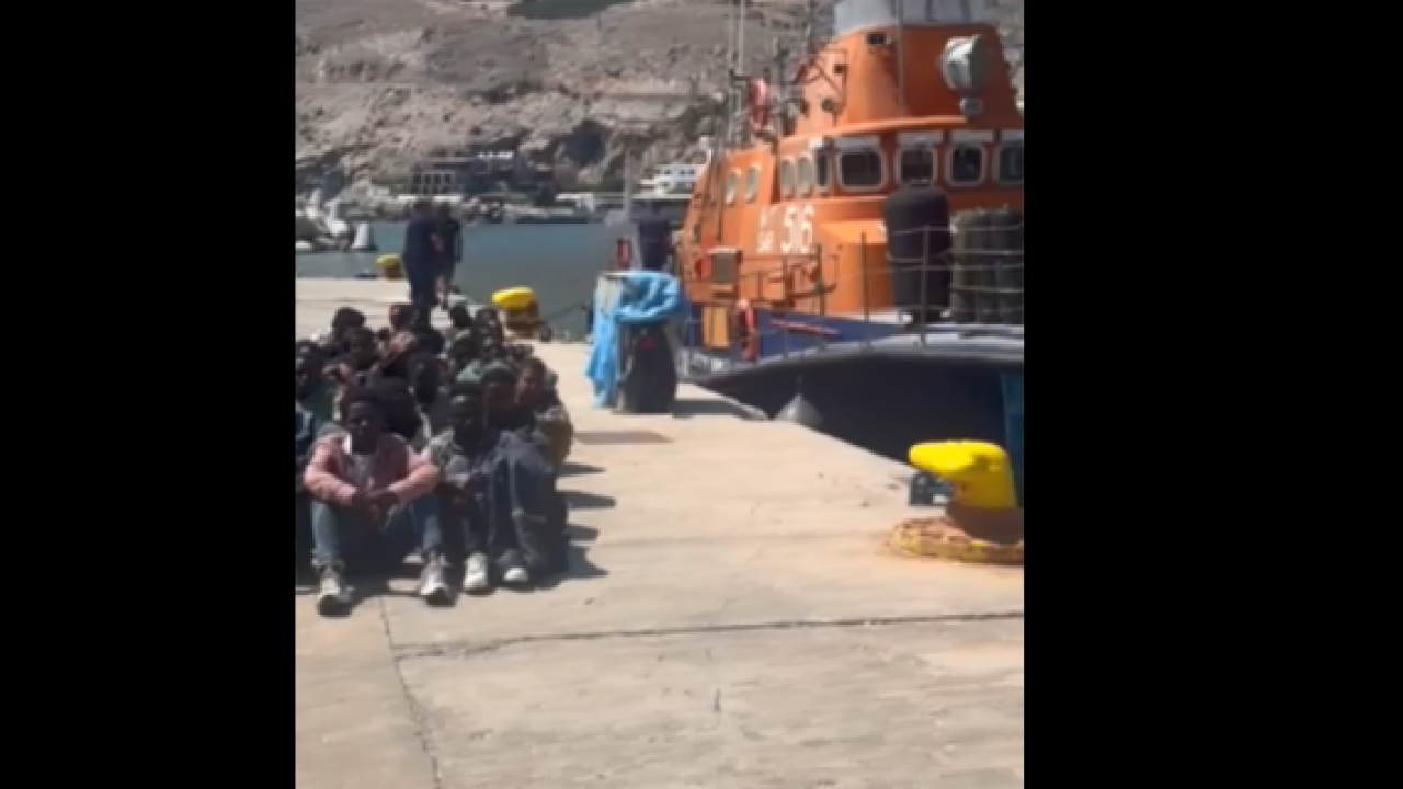 Χανιά: Σύλληψη 2 διακινητών στους Καλούς Λιμένες - Βίντεο από τη μεταφορά μεταναστών στα Σφακιά