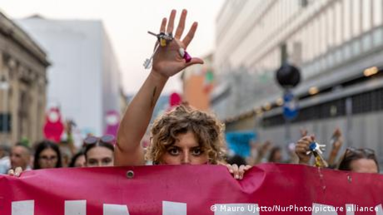 ΙΤΑΛΙΑ: ΡΕΚΟΡ ΓΥΝΑΙΚΟΚΤΟΝΙΩΝ ΠΥΡΟΔΟΤΕΙ ΠΟΛΙΤΙΚΗ ΑΝΤΙΠΑΡΑΘΕΣΗ