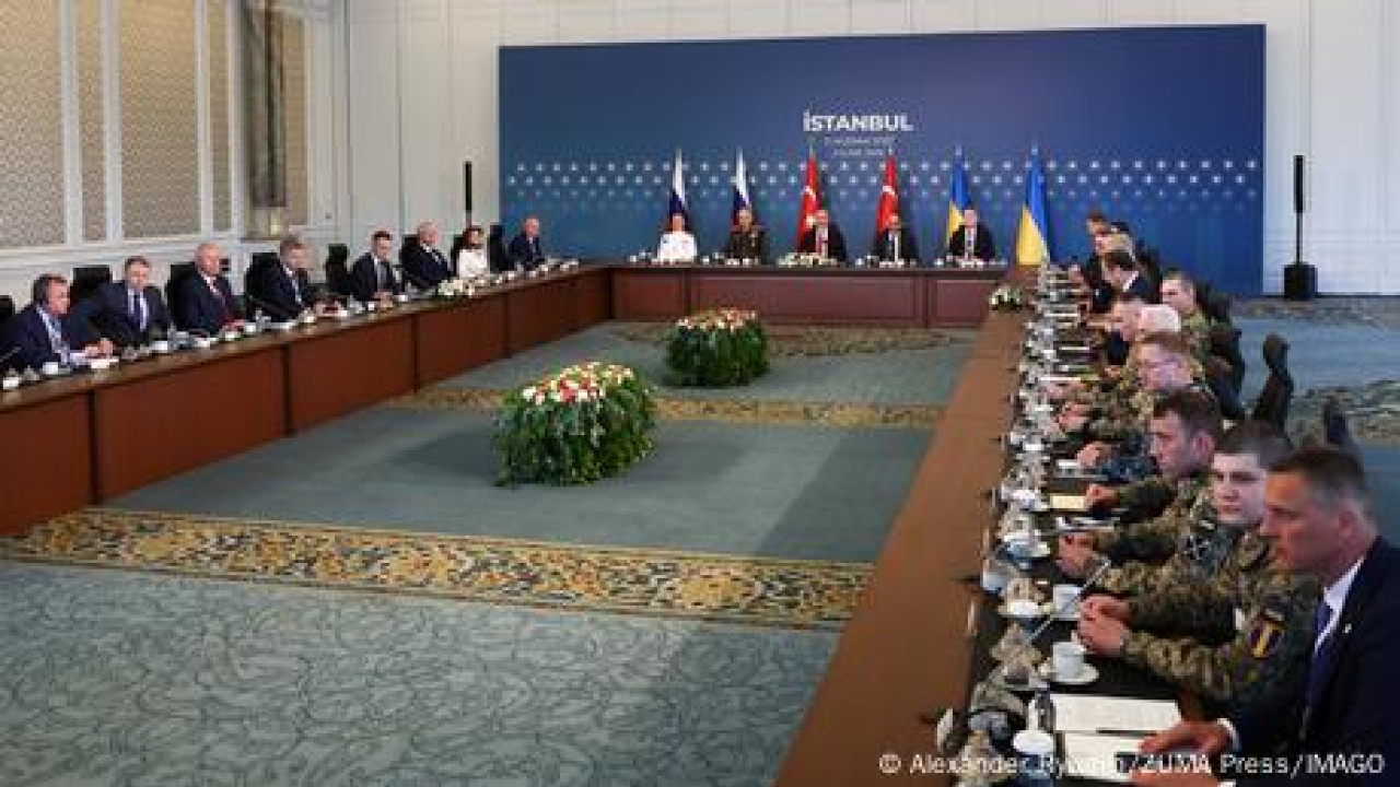 Κωνσταντινούπολη: Σύντομη, αλλά κρίσιμη η συνάντηση Μόσχας-Κιέβου