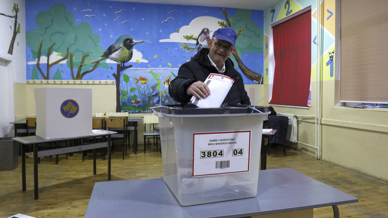 Χωρίς προβλήματα διεξάγονται οι βουλευτικές εκλογές στο Κόσοβο Χωρίς προβλήματα διεξάγονται οι βουλευτικές εκλογές στο Κόσοβο