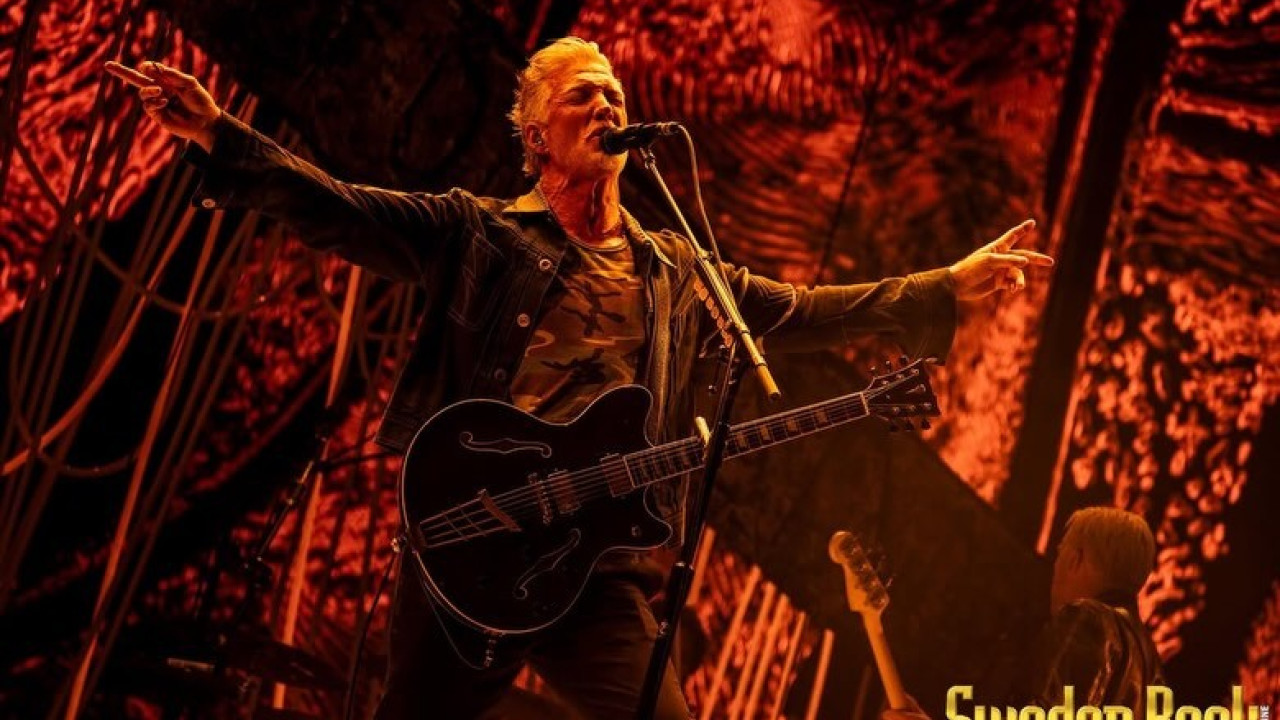 Queens Of The Stone Age: &Delta;&eta;&mu;&iota;&omicron;ύ&rho;&gamma;&eta;&sigma;&alpha;&nu; &tau;&eta;&lambda;&epsilon;&phi;&omega;&nu;&iota;&kappa;ή &gamma;&rho;&alpha;&mu;&mu;ή &pi;&alpha;&rho;&alpha;&pi;ό&nu;&omega;&nu; &gamma;&iota;&alpha; &tau;&omicron;&upsilon;&sigmaf; &theta;&alpha;&upsilon;&mu;&alpha;&sigma;&tau;έ&sigmaf; &tau;&omicron;&upsilon;&sigmaf;