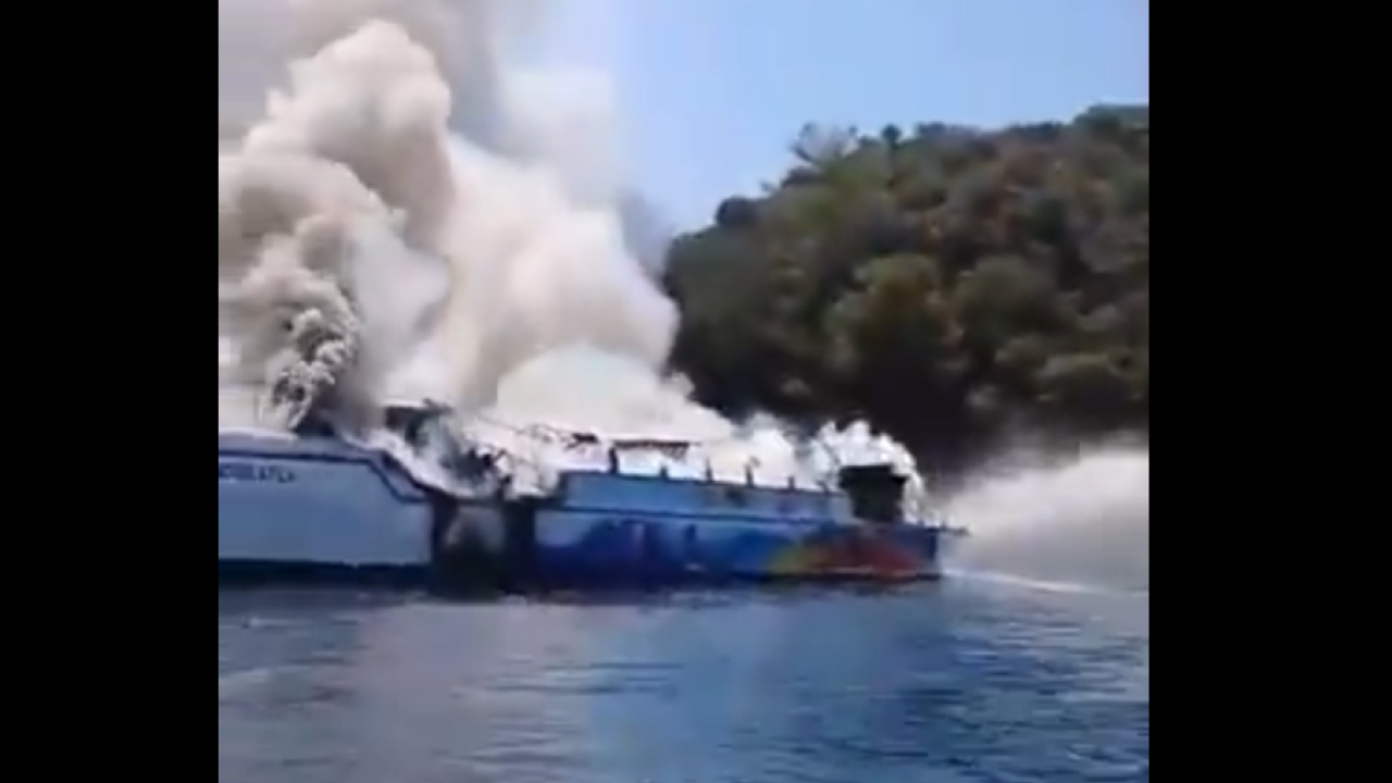 ΤΟΥΡΚΙΑ: ΦΩΤΙΑ ΣΕ ΤΟΥΡΙΣΤΙΚΟ ΣΚΑΦΟΣ ΜΕ 115 ΕΠΙΒΑΤΕΣ ΑΝΟΙΧΤΑ ΤΗΣ ΦΕΤΙΓΙΕ - ΔΕΙΤΕ ΒΙΝΤΕΟ