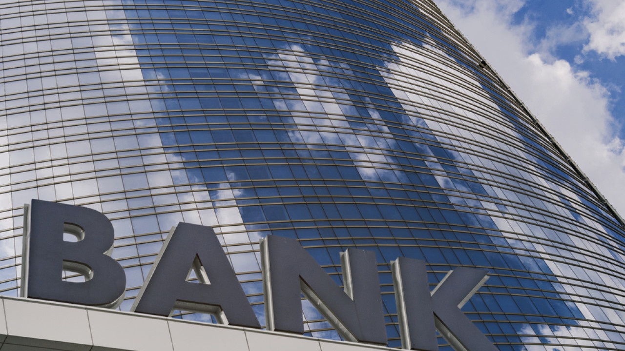 &Sigma;&epsilon; &tau;&rho;&omicron;&chi;&iota;ά &sigma;ύ&gamma;&kappa;&lambda;&iota;&sigma;&eta;&sigmaf; &mu;&epsilon; &tau;&iota;&sigmaf; &epsilon;&upsilon;&rho;&omega;&pi;&alpha;ϊ&kappa;έ&sigmaf; &tau;&rho;ά&pi;&epsilon;&zeta;&epsilon;&sigmaf; &omicron;&iota; &epsilon;&lambda;&lambda;&eta;&nu;&iota;&kappa;έ&sigmaf; - &Pi;&omicron;ύ &upsilon;&pi;&epsilon;&rho;έ&chi;&omicron;&upsilon;&nu; &tau;&alpha; &epsilon;&gamma;&chi;ώ&rho;&iota;&alpha; &pi;&iota;&sigma;&tau;&omega;&tau;&iota;&kappa;ά &iota;&delta;&rho;ύ&mu;&alpha;&tau;&alpha;