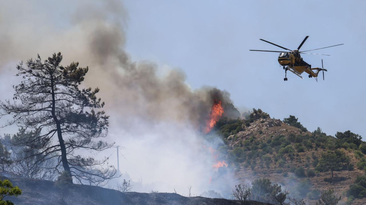 Φωτιά στα Πεντεόρια Φωκίδας - Στη μάχη και εναέρια μέσα