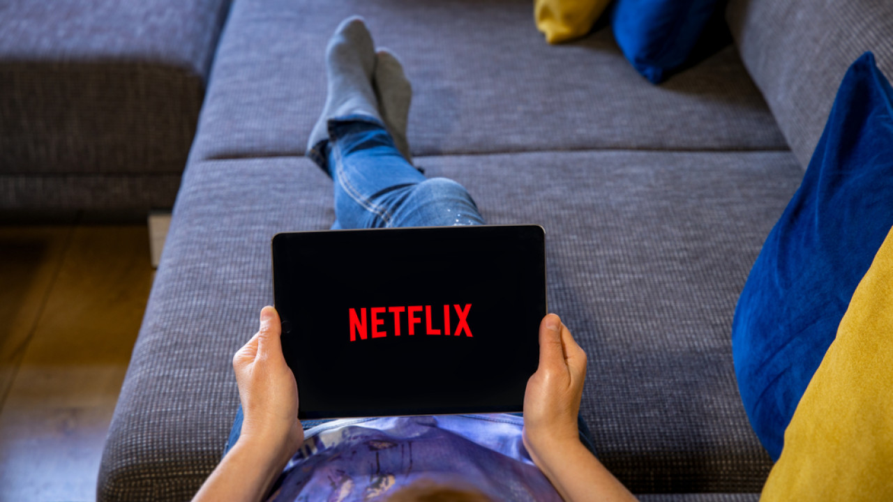 Το Netflix ανεβάζει τις τιμές στις συνδρομές μετά από αριθμούς-ρεκόρ νέων εγγραφών το 2024