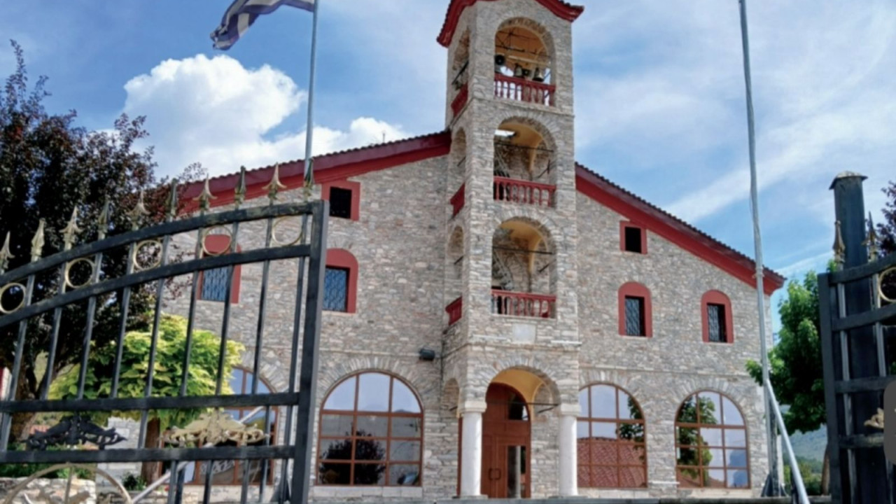 Έξαλλος νεαρός εισέβαλε βρίζοντας σε εκκλησία στη Λαμία γιατί τον ξύπνησαν οι καμπάνες