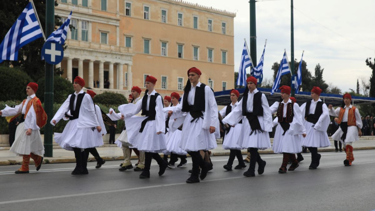 Κορυφώνονται οι εκδηλώσεις για τον εορτασμό της 25ης Μαρτίου - Τι ώρα ξεκινά η στρατιωτική παρέλαση - Ποιοι δρόμοι θα κλείσουν