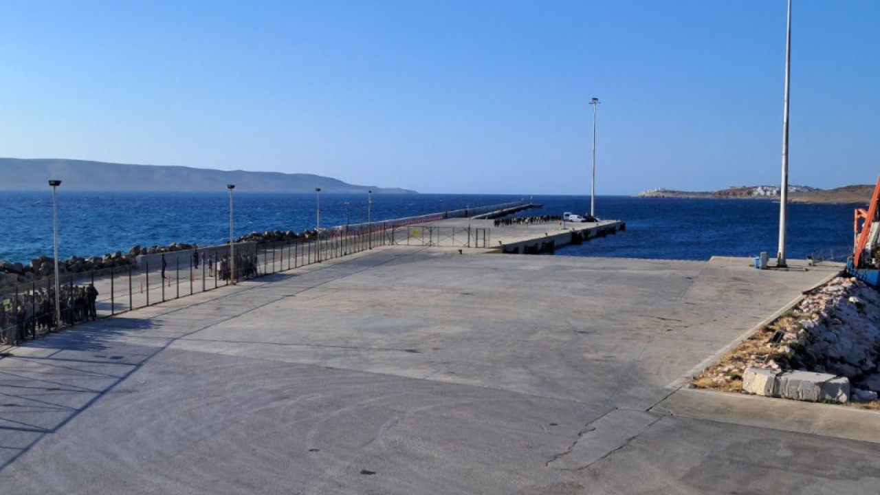 Έφτασαν στο Λαύριο οι 520 μετανάστες που διασώθηκαν στη Γαύδο - Βίντεο