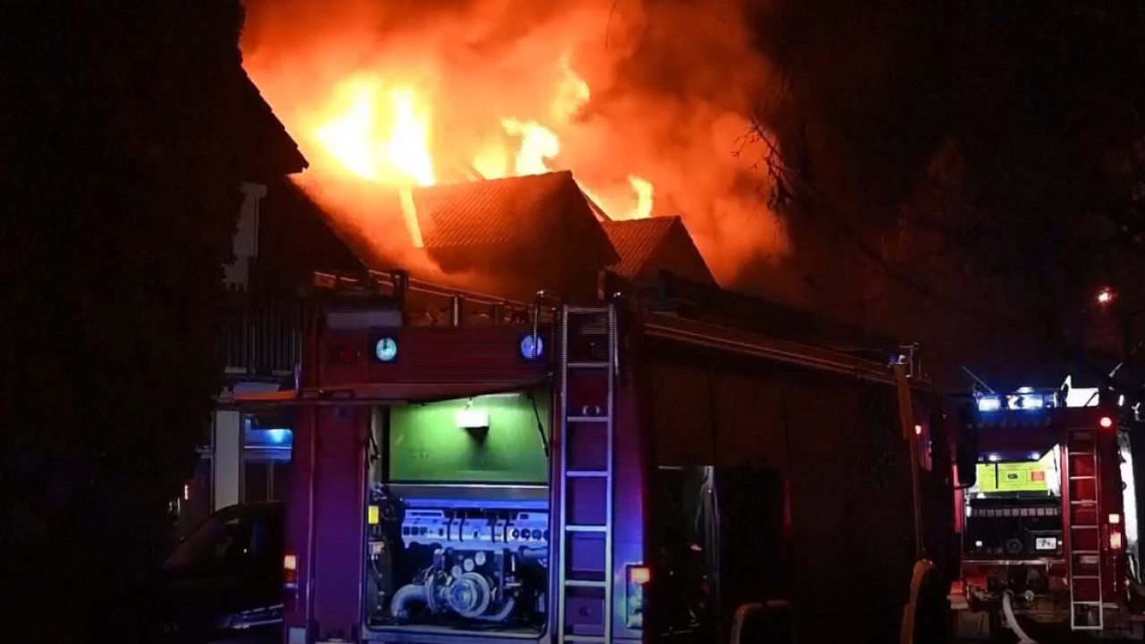 ΒΟΥΔΑΠΕΣΤΗ: 3 ΝΕΚΡΟΙ ΚΑΙ ΔΕΚΑΔΕΣ ΤΡΑΥΜΑΤΙΕΣ ΣΕ ΔΙΩΡΟΦΟ ΚΤΙΡΙΟ ΠΟΥ ΤΥΛΙΧΘΗΚΕ ΣΤΙΣ ΦΛΟΓΕΣ - ΔΕΙΤΕ ΒΙΝΤΕΟ