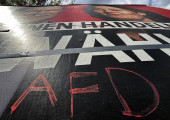 Ο Χέκε, επικεφαλής της τοπικής οργάνωσης του AfD στο κρατίδιο της Θουριγγίας, είχε χρησιμοποιήσει τη φράση «Όλα για την Γερμανία»