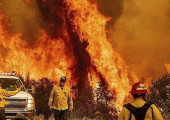 Μαίνονται εκατοντάδες μέτωπα φωτιάς στον Καναδά