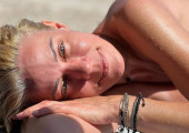 Ζέτα Μακρυπούλια: Topless σε ερημική παραλία της Κύθνου