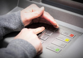 Κλοπή PIN στο ATM: Το διπλό πάτημα για «ακύρωση» δεν θα βοηθήσει